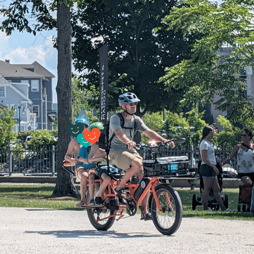 Famille en vélo-cargo LocoMotion Magog-Orford