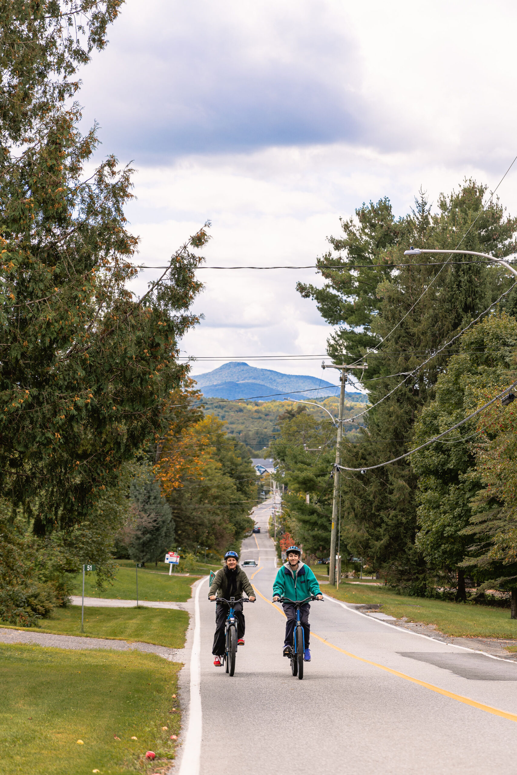 Deux membres LocoMotion roulent avec des vélos électriques en partage en Estrie