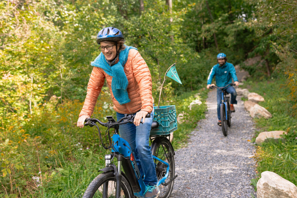 Deux membres LocoMotion roulent avec des vélos électriques en partage