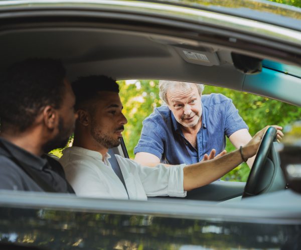 Robert gives his final advice before the Lending of his car © Audrey McMahon