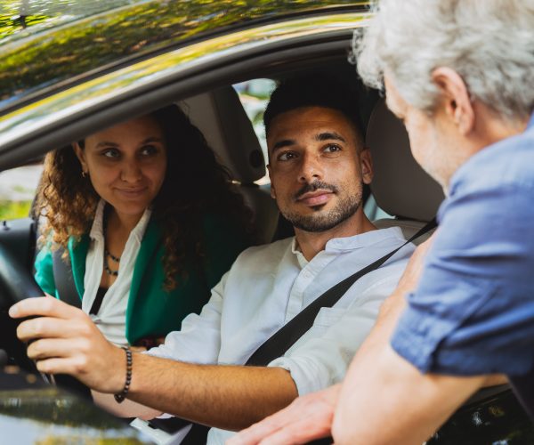 Dernières consignes de Robert avant de prêter son auto ©Audrey McMahon
