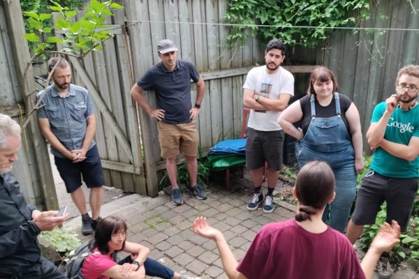 comité Ahuntsic et échanges dans une cours