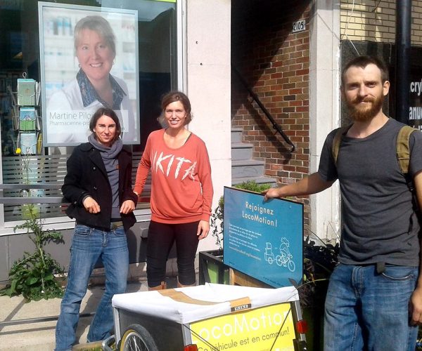 2019. Une des premières remorques à vélo à la pharmacie Proxim de Martine Pilon et trois bénévoles: Anne, Gabrielle et Thomas.